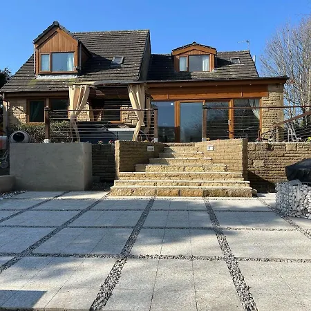 5 Bedroom Detached Family *