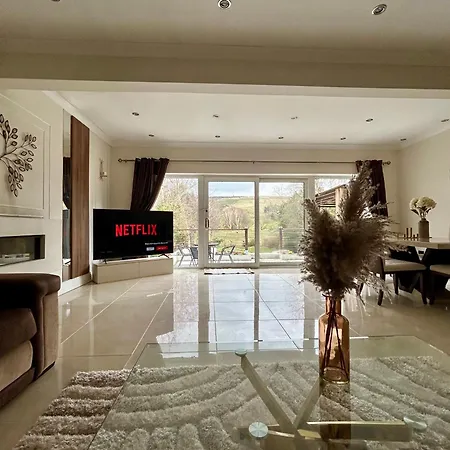 5 Bedroom Detached Family * Earby