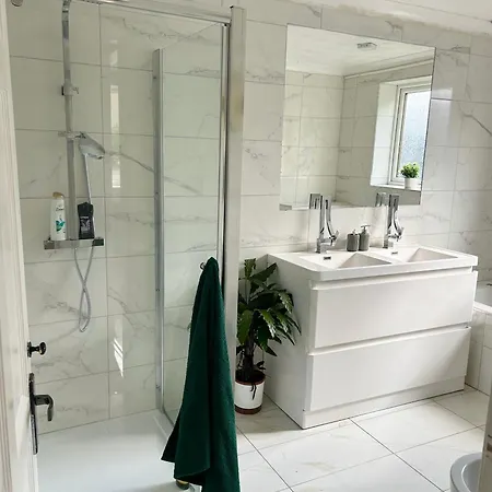 5 Bedroom Detached Family *