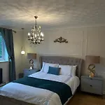 5 Bedroom Detached Family *