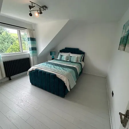 5 Bedroom Detached Family * Earby