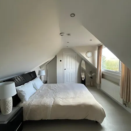 5 Bedroom Detached Family *